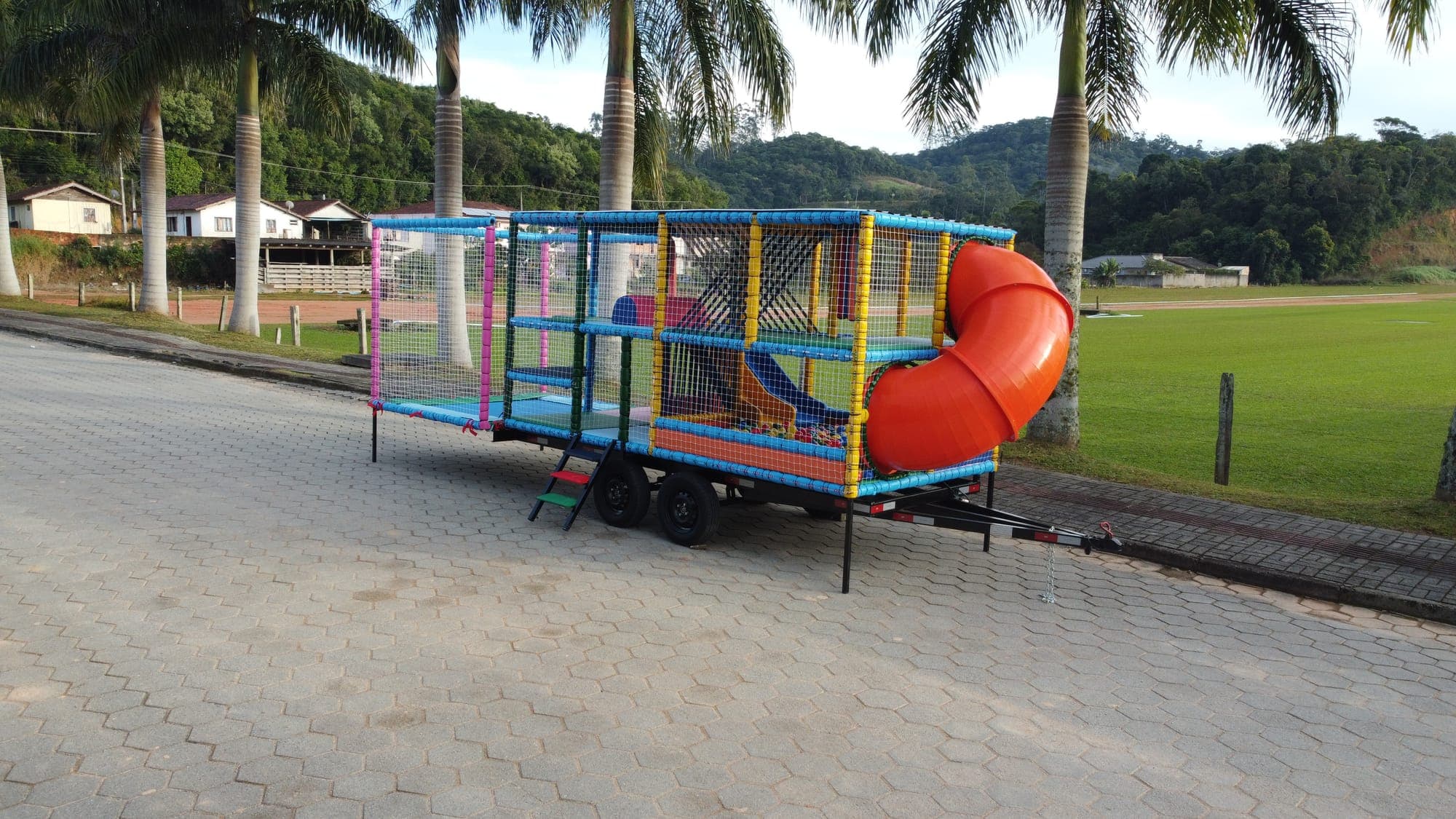 Vista aérea da carreta playground BrincaTruck aberta e montada no local do evento